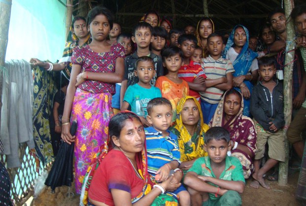 উখিয়া হলদিয়াপালং এ আশ্রয় নেওয়া মিয়ানমার থেকে পালিয়ে আসা হিন্দু পরিবার। উখিয়া হলদিয়াপালং এ আশ্রয় নেওয়া মিয়ানমার থেকে পালিয়ে আসা হিন্দু পরিবার।