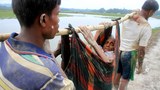 এক বৃদ্ধাকে কাঁধে বহন করে মিয়ানমারের রাখাইন রাজ্য থেকে পালিয়ে আশ্রয়ের সন্ধানে বাংলাদেশে প্রবেশ করছেন দুই রোহিঙ্গা শরণার্থী। 