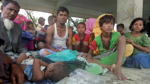 টেকনাফ সীমান্ত দিয়ে অনুপ্রবেশ করে স্থানীয় শিক্ষা প্রতিষ্ঠানে আশ্রয় নিয়েছেন নারী, শিশু ও বৃদ্ধসহ বিভিন্ন বয়সের রোহিঙ্গারা। সেপ্টেম্বর ০৩, ২০১৭