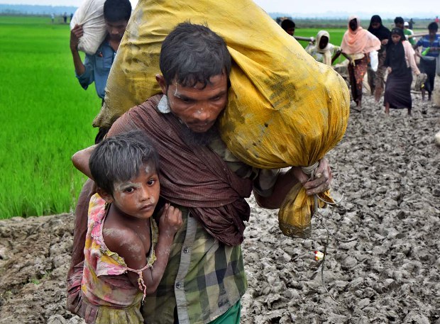 হোয়াইক্যং খানজর পাড়া পয়েন্ট থেকে সন্তানকে নিয়ে বাংলাদেশে অনুপ্রবেশ করছেন এক রোহিঙ্গা বাবা। হোয়াইক্যং খানজর পাড়া পয়েন্ট থেকে সন্তানকে নিয়ে বাংলাদেশে অনুপ্রবেশ করছেন এক রোহিঙ্গা বাবা।