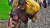 হোয়াইক‌্যং খানজর পাড়া পয়েন্ট থেকে সন্তানকে নিয়ে বাংলাদেশে অনুপ্রবেশ করছেন এক রোহিঙ্গা বাবা।