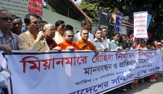 জাতীয় প্রেসক্লাবের সামনে মিয়ানমারে রোহিঙ্গাদের ওপর নির্যাতন বন্ধের দাবিতে বাংলাদেশ সম্মিলিত বৌদ্ধ সমাজ মানববন্ধন করে। ৮ সেপ্টেম্বর ২০১৭।