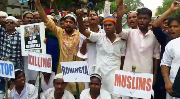 মিয়ানমারে রোহিঙ্গা গণহত্যার প্রতিবাদে কলকাতায় বিভিন্ন মুসলিম সংগঠনের ডাকা মিছিলে প্ল্যাকার্ড হাতে বিক্ষোভকারীরা। ১১ সেপ্টেম্বর ২০১৭।