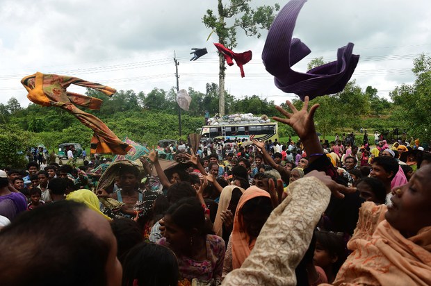 উখিয়ার কুতুপালং শরণার্থী শিবিরে রিলিফের জন্য নতুন আসা রোহিঙ্গাদের মরিয়া চেষ্টা। উখিয়ার কুতুপালং শরণার্থী শিবিরে রিলিফের জন্য নতুন আসা রোহিঙ্গাদের মরিয়া চেষ্টা।