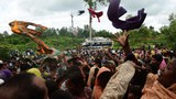 উখিয়ার কুতুপালং শরণার্থী শিবিরে রিলিফের জন্য নতুন আসা রোহিঙ্গাদের মরিয়া চেষ্টা।