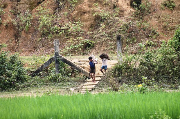 জ্বালানি কাঠ সংগ্রহ করে নো ম্যানস ল্যান্ড পার হয়ে বাংলাদেশে ফিরে আসছে দুটি রোহিঙ্গা শিশু। জ্বালানি কাঠ সংগ্রহ করে নো ম্যানস ল্যান্ড পার হয়ে বাংলাদেশে ফিরে আসছে দুটি রোহিঙ্গা শিশু।
