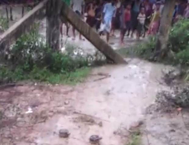 মিয়ানমার থেকে বাংলাদেশে আসার পথে নো ম্যানস ল্যান্ড এর কাছে দুটি স্থল মাইন দেখতে পান রোহিঙ্গা শরণার্থীরা। ১০ সেপ্টেম্বর ২০১৭।