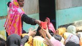উখিয়ার কুতুপালং শিবিরে নতুন আসা রোহিঙ্গাদের পানি খাওয়াচ্ছেন একজন পুরাতন রোহিঙ্গা নারী।
