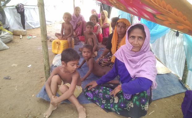 উখিয়ার রাস্তার পাশে আশ্রয় নেওয়া এ পরিবারের সাত শিশুর পাঁচজনই ডায়রিয়া এবাং জ্বরে আক্রান্ত। সেপ্টেম্বর ১৪, ২০১৭।  