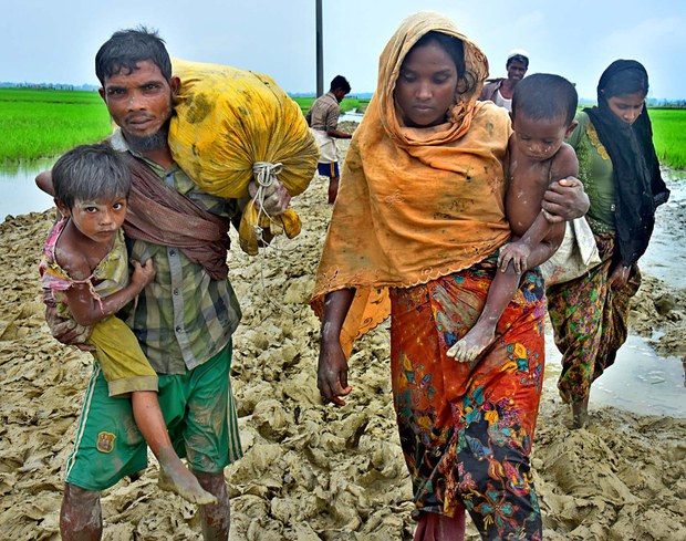 টেকনাফের কানজর পাড়া পয়েন্ট দিয়ে অনুপ্রবেশ করছে একটি রোহিঙ্গা পরিবার। ৬ সেপ্টেম্বর, ২০১৭। টেকনাফের কানজর পাড়া পয়েন্ট দিয়ে অনুপ্রবেশ করছে একটি রোহিঙ্গা পরিবার। ৬ সেপ্টেম্বর, ২০১৭।