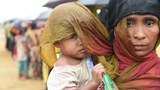 টেকনাফ লেদা ক্যাম্পের পাশে স্কুল মাঠে বৃষ্টিতে ভিজে ত্রাণ নিচ্ছেন রোহিঙ্গারা। 