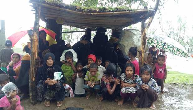 আশ্রয় না পেয়ে টেকনাফ নাইট্যং পাড়ার রাস্তার পাশে একটি ছাউনিতে বসে আছেন রোহিঙ্গারা। ২৮ সেপ্টেম্বর ২০১৭।