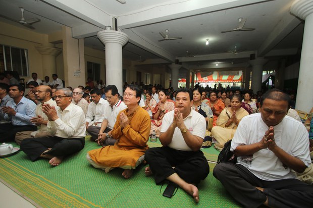 প্রবারণা পূর্ণিমা উপলক্ষে ঢাকার আন্তর্জাতিক বৌদ্ধ বিহারে প্রার্থনারত বৌদ্ধরা। প্রবারণা পূর্ণিমা উপলক্ষে ঢাকার আন্তর্জাতিক বৌদ্ধ বিহারে প্রার্থনারত বৌদ্ধরা।