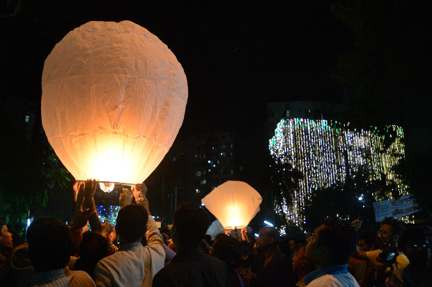 চট্টগ্রামে সামান্য কয়েকটি ফানুস উড়ায় কয়েকজন তরুণ-তরুণী। অক্টোবর ০৫, ২০১৭।