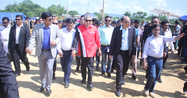 উখিয়ার কুতুপালং ক্যাম্প পরিদর্শন করেছেন মালয়েশিয়ার উপপ্রধানমন্ত্রী আহমদ জাহিদ হামিদি। ১৬ অক্টোবর ২০১৭। 