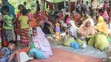 কুতুপালং শরণার্থী শিবিরে সাহায্যের জন্য অপেক্ষা করছেন নতুন আসা রোহিঙ্গারা।