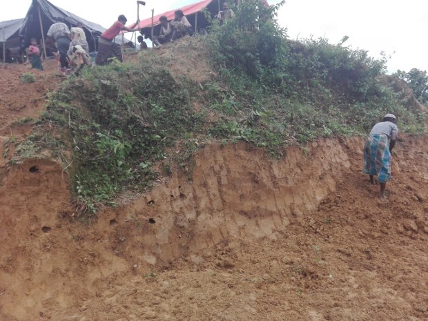 কুতুপালেং পাহাড় কেটে বসতির জায়গা করছে রোহিঙ্গারা। কুতুপালেং পাহাড় কেটে বসতির জায়গা করছে রোহিঙ্গারা।