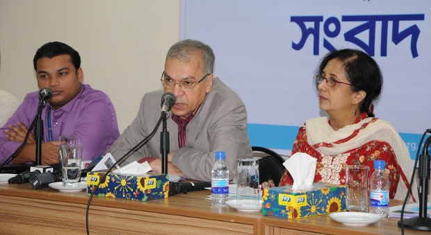 রাজধানীর ধানমন্ডিতে টিআইবি’র কার্যালয়ে আয়োজিত সংবাদ সম্মেলনে রোহিঙ্গা পরিস্থিতি নিয়ে সমীক্ষা তুলে ধরেন ড. ইফতেখারুজ্জামান। ১ নভেম্বর ২০১৭। 