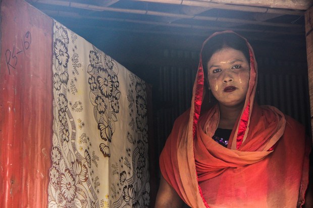 কক্সবাজার শহরে নিজের ঘরের সামনে রোহিঙ্গা শরণার্থী ফারহীম উর্মিন। কক্সবাজার শহরে নিজের ঘরের সামনে রোহিঙ্গা শরণার্থী ফারহীম উর্মিন।