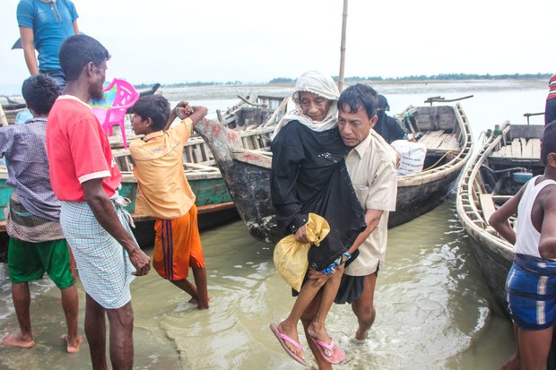 নিজের মাকে কোলে করে কক্সবাজারের দক্ষিণ পাড়া ঘাটে নৌকা থেকে নামাচ্ছেন নতুন আসা রোহিঙ্গা মোহাম্মদ হাসিম। নিজের মাকে কোলে করে কক্সবাজারের দক্ষিণ পাড়া ঘাটে নৌকা থেকে নামাচ্ছেন নতুন আসা রোহিঙ্গা মোহাম্মদ হাসিম।