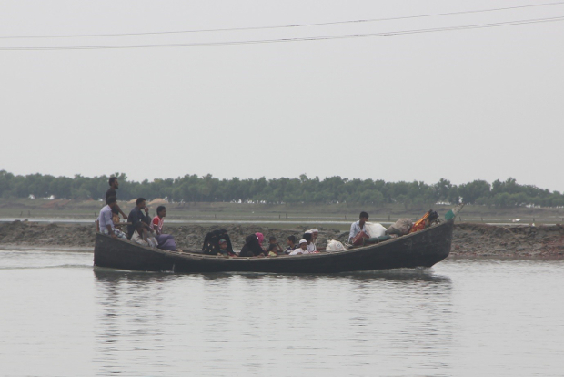 কক্সবাজারের দক্ষিণ পাড়া ঘাটে রোহিঙ্গাদের নিয়ে আসছে একটি বাংলাদেশি নৌকা। ২ নভেম্বর ২০১৭।