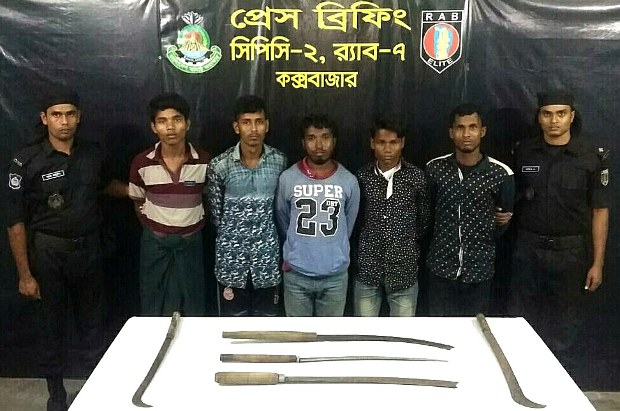 উখিয়ার কুতুপালং শরণার্থী শিবির থেকে দেশীয় অস্ত্রসহ গ্রেপ্তার পাঁচ রোহিঙ্গা। উখিয়ার কুতুপালং শরণার্থী শিবির থেকে দেশীয় অস্ত্রসহ গ্রেপ্তার পাঁচ রোহিঙ্গা।