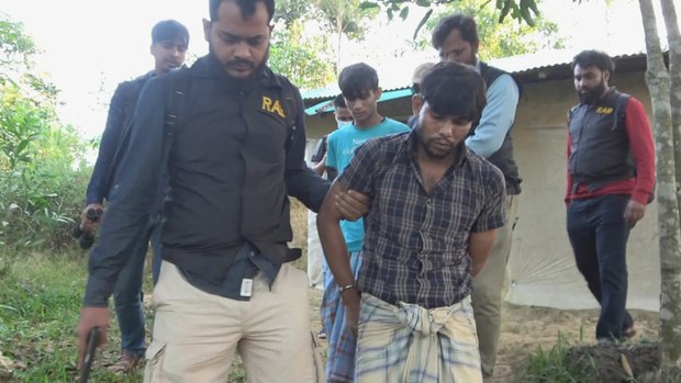 রোহিঙ্গা শিবিরের কাছে অস্ত্র তৈরির কারখানা, তিনজন গ্রেপ্তার রোহিঙ্গা শিবিরের কাছে অস্ত্র তৈরির কারখানা, তিনজন গ্রেপ্তার