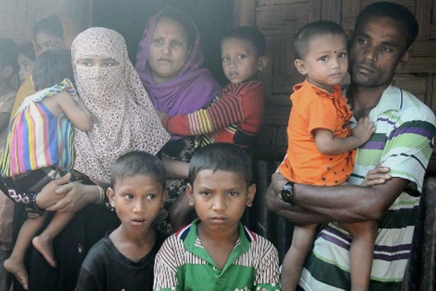 রোহিঙ্গা নারী ও শিশু। রোহিঙ্গা নারী ও শিশু।