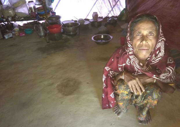 কুতুপালং শরণার্থী শিবিরে পলিথিনের ছাউনির ভেতর শীতে কাঁপছেন এক রোহিঙ্গা নারী। কুতুপালং শরণার্থী শিবিরে পলিথিনের ছাউনির ভেতর শীতে কাঁপছেন এক রোহিঙ্গা নারী।