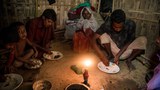 টেকনাফের লেদা ক্যাম্পে পূর্ব পরিচিতদের আশ্রয়ে রাতের খাবার খাচ্ছেন সদ্য অনুপ্রবেশাকরী এক রোহিঙ্গা পরিবার। 