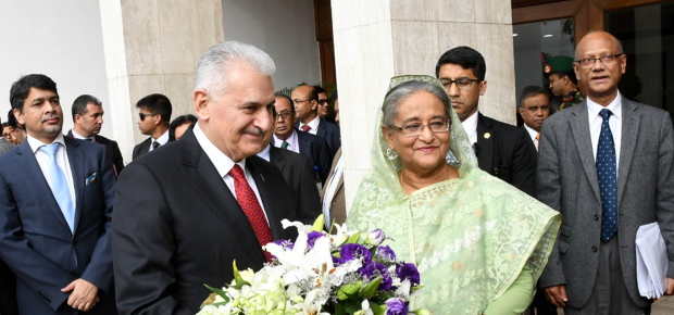 দ্বিপাক্ষিক বৈঠকের আগে তুরস্কের প্রধানমন্ত্রী বিনালি ইলদিরিমকে প্রধানমন্ত্রীর কার্যালয়ে ফুল দিয়ে স্বাগত জানান শেখ হাসিনা। ১৯ ডিসেম্বর ২০১৭।