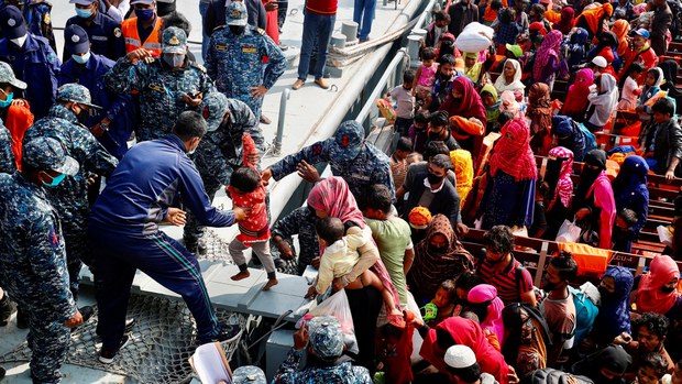 দ্বিতীয় দলে ভাসানচর পৌঁছালেন ১৮শ’র বেশি রোহিঙ্গা দ্বিতীয় দলে ভাসানচর পৌঁছালেন ১৮শ’র বেশি রোহিঙ্গা
