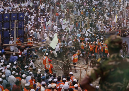 কক্সবাজারে  জাতিসংঘের মহাসচিব  এবং  অন্তর্বর্তীকালীন সরকারের প্রধান  মুহাম্মদ ইউনূসের সাথে রোহিঙ্গা শরণার্থীদের ইফতারের অনুষ্ঠানে নিরাপত্তা দিচ্ছেন বাংলাদেশ সেনাবাহিনীর সদস্যরা। ১৪ মার্চ, ২০২৫।