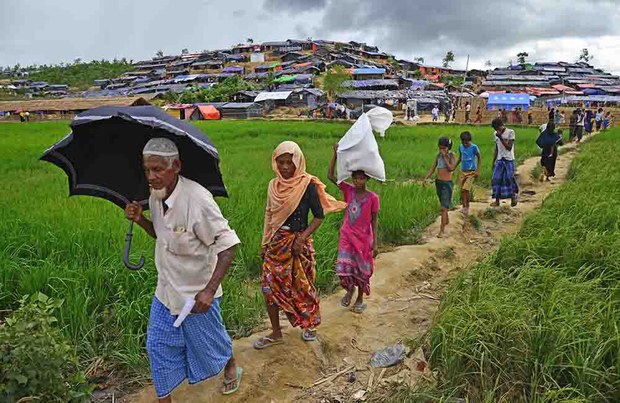 চরম ঝুঁকিতে থাকা রোহিঙ্গাদের নিরাপদ           ভূমিতে সরিয়ে নেওয়া হচ্ছে