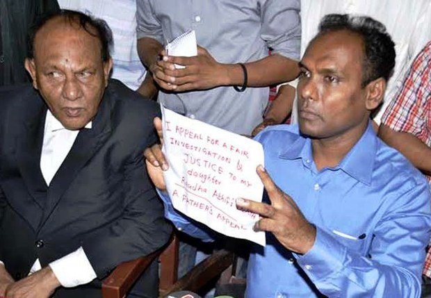 আদালত চত্বরে এভাবেই উপস্থিত হন রাউধার বাবা মোহাম্মদ আতিফ। আদালত চত্বরে এভাবেই উপস্থিত হন রাউধার বাবা মোহাম্মদ আতিফ।