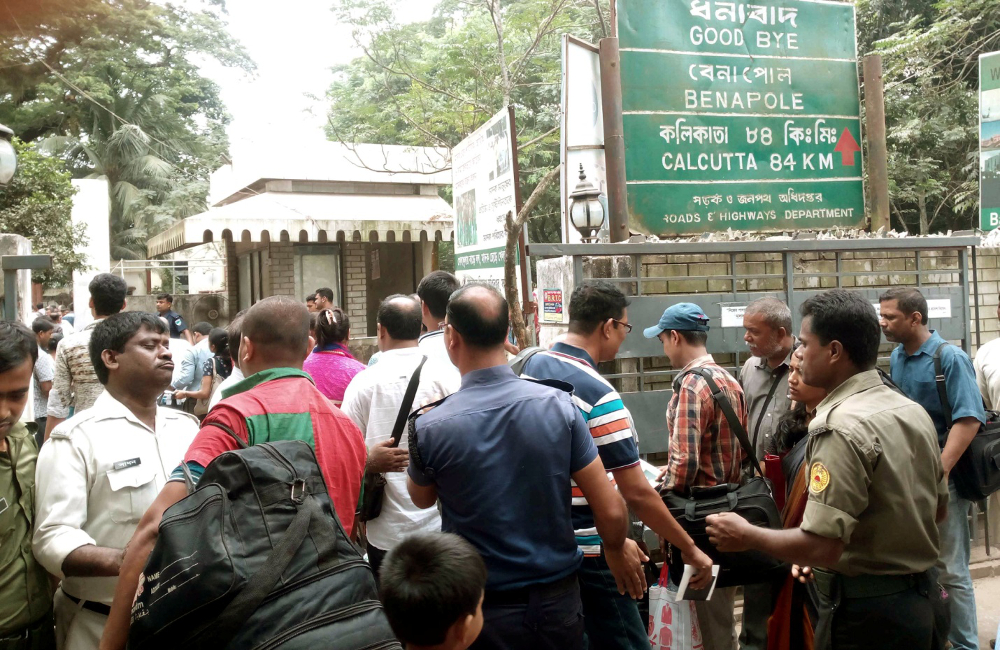 চিকিৎসা, ভ্রমণ ও ব্যবসাসহ নানা কারণে ভারতে যাওয়া বাংলাদেশের এসব মানুষ হঠাৎ করে দুটি নোট নিষিদ্ধ করায় বিপাকে পড়েছেন। অক্টোবর ০৭, ২০১৬। 