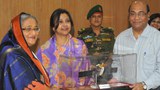 ডাক ও টেলিযোগাযোগ প্রতিমন্ত্রী বঙ্গবন্ধু স্যাটেলাইট-১ এর রেপ্লিকা প্রধানমন্ত্রীর কাছে হস্তান্তর করেন। 