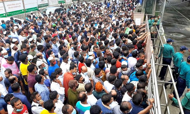 সৌদি ফেরার টিকিটের জন্য আটকে পড়া প্রবাসীদের ঢাকায় বিক্ষোভ1000 সৌদি ফেরার টিকিটের জন্য আটকে পড়া প্রবাসীদের ঢাকায় বিক্ষোভ1000