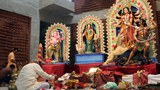 ঢাকেশ্বরী মন্দিরে নবমীর পূজা করছেন একজন পুরোহিত।