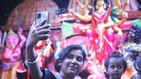 করোনার সতর্কতার মধ্যে চলছে দুর্গোৎসব