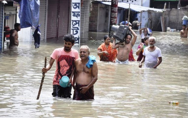শেষ সম্বল নিয়ে আশ্রয়কেন্দ্রের দিকে ছুটছেন বন্যা আক্রান্ত মানুষ। 