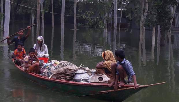 বাড়িঘর ছেড়ে নৌকায় ভেসে কাটছে সিরাজগঞ্জের এই পরিবারের দিন।