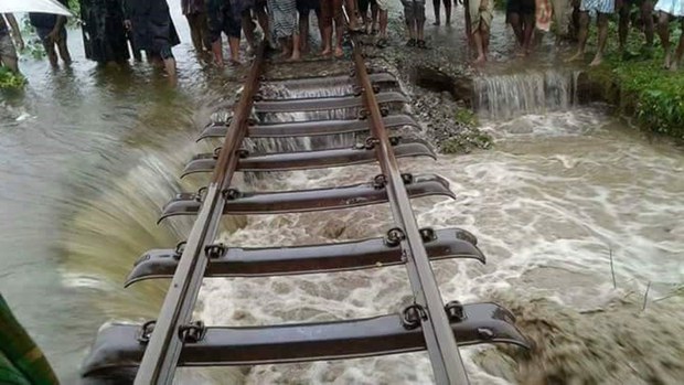 বন্যায় ব্যাপকভাবে রেললাইন ক্ষতিগ্রস্ত হওয়ায় বন্যা আক্রান্ত জেলাগুলোর সঙ্গে বন্ধ হয়ে গেছে সারা দেশের রেলযোগাযোগ