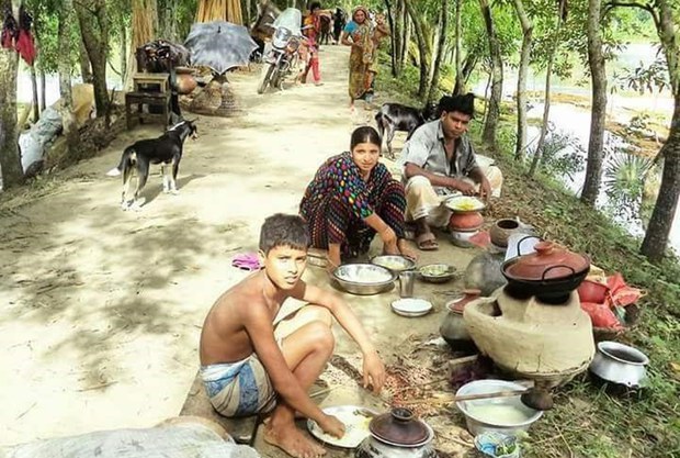বাড়িঘর প্লাবিত হওয়ায় বাঁধের উপরেই আশ্রয় নিয়েছেন কুড়িগ্রামের বানভাসী মানুষ।