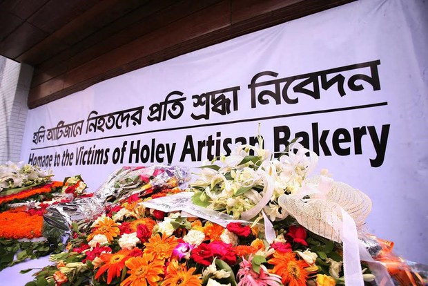 জঙ্গি হামলার এক বছর পূর্তিতে নিহতদের প্রতি শ্রদ্ধা নিবেদনের জন্য হলি আর্টিজান ভবনটির ফটক চার ঘণ্টা খোলা রাখা হয়। 