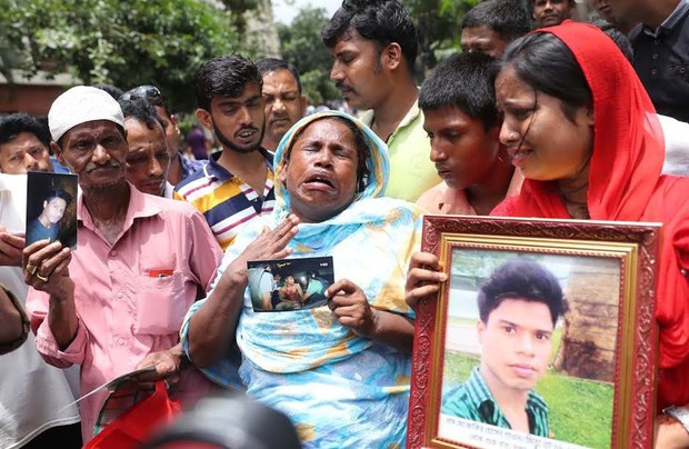 সেদিনের জঙ্গি হামলায় নিহত শাওনের মায়ের কান্নায় ভারি হয়ে ওঠে গুলশানের হলি আর্টিজান এলাকা।
