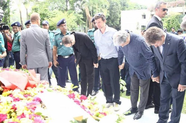 হলি আর্টিজানে নিহতদের প্রতি শ্রদ্ধা জানাতে আসেন ঢাকায় নিযুক্ত ইতালির রাষ্ট্রদূত ও দেশটির এক নিহত নাগরিকের স্বজনসহ অন্যরা।