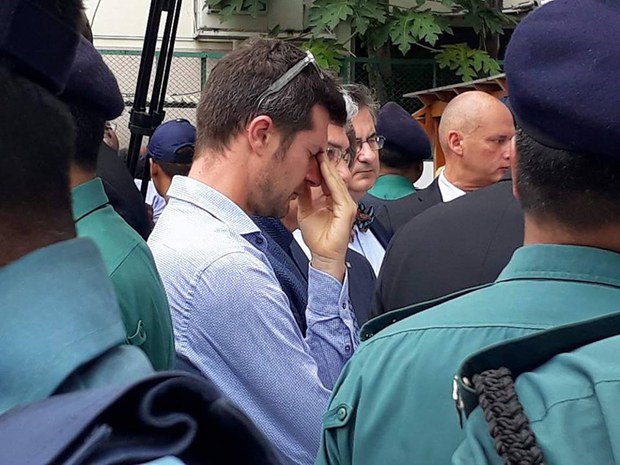 ফুল দিয়ে শ্রদ্ধা জানানোর পরে এভাবে কিছুক্ষণ নীরবে দাঁড়িয়ে থাকেন নিহত এক ইতালিয়ান নাগরিকের স্বজন। 