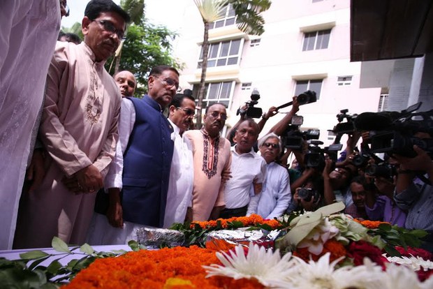 হলি আর্টিজানে নিহতদের প্রতি আওয়ামী লীগের পক্ষ থেকে দলটির সাধারণ সম্পাদক ওবায়দুল কাদের ও অন্যান্যরা ফুল দিয়ে শ্রদ্ধা জানান।
