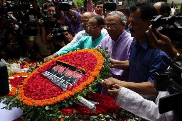বিএনপির পক্ষে শ্রদ্ধা নিবেদন করেন দলের সিনিয়র যুগ্ম মহাসচিব অ্যাডভোকেট রুহুল কবির রিজভী আহমেদ ও অন্যান্যরা।